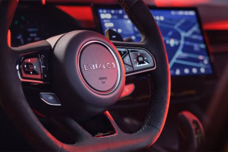 Xe được trang bị bộ bodykit khí động Gen 3 mới gồm thân rộng, cản trước hầm hố, khe hút gió nắp capo, ốp hông mở rộng, cánh gió carbon phía sau. Nội thất tối giản, tích hợp khung chống lật, ghế đua và trang bị an toàn theo chuẩn xe đua.