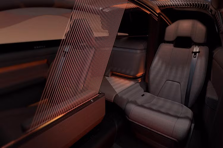 Khối động cơ này được kỳ vọng có thể sản sinh công suất lên tới 800 mã lực. Mặc dù con số này có vẻ quá dư thừa cho một mẫu xe đề cao sự êm ái như Century, nhưng các kỹ sư Toyota hoàn toàn có thể tinh chỉnh lại để giảm bớt sự hung hãn, tăng cường độ mượt mà đúng chất xe sang.