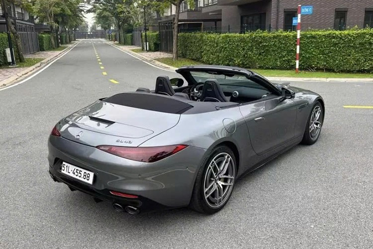 Sức mạnh trên dòng xe thể thao Mercedes-AMG SL43 sẽ đi kèm với hộp số MCT tự động 9 cấp của AMG, nhờ đó, giúp xe có khả năng tăng tốc từ vị trí xuất phát lên 100 km/h chỉ trong thời gian 4,9 giây, trước khi xe đạt vận tốc tối đa 275 km/h.