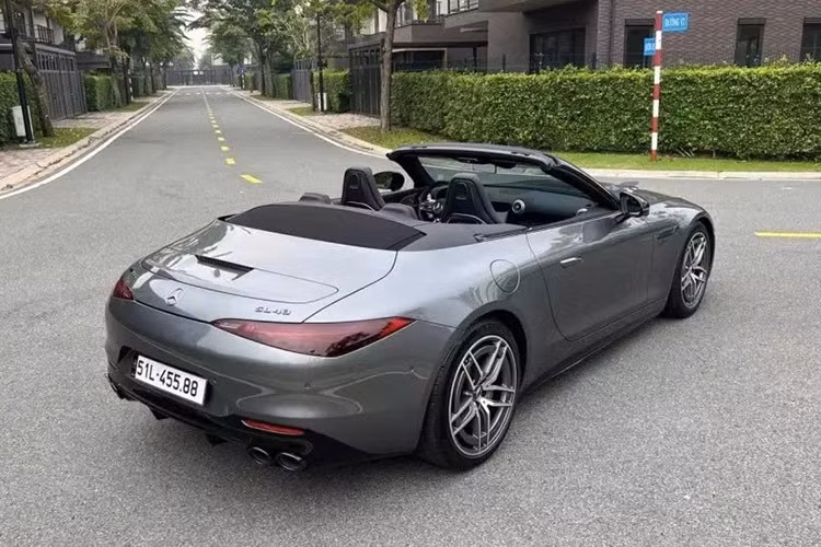 Sức mạnh trên dòng xe thể thao Mercedes-AMG SL43 sẽ đi kèm với hộp số MCT tự động 9 cấp của AMG, nhờ đó, giúp xe có khả năng tăng tốc từ vị trí xuất phát lên 100 km/h chỉ trong thời gian 4,9 giây, trước khi xe đạt vận tốc tối đa 275 km/h.