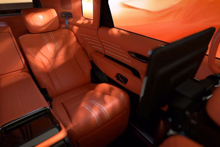 Tuy nhiên, để tạo ra cú hích thực sự trước Rolls-Royce Spectre hay Bentley Continental GT, Toyota hoàn toàn có thể chơi lớn hơn. Nhiều nguồn tin đồn đoán về khả năng xuất hiện của khối động cơ V8 tăng áp kép, tương tự loại đang được phát triển cho mẫu siêu xe Toyota GR GT.