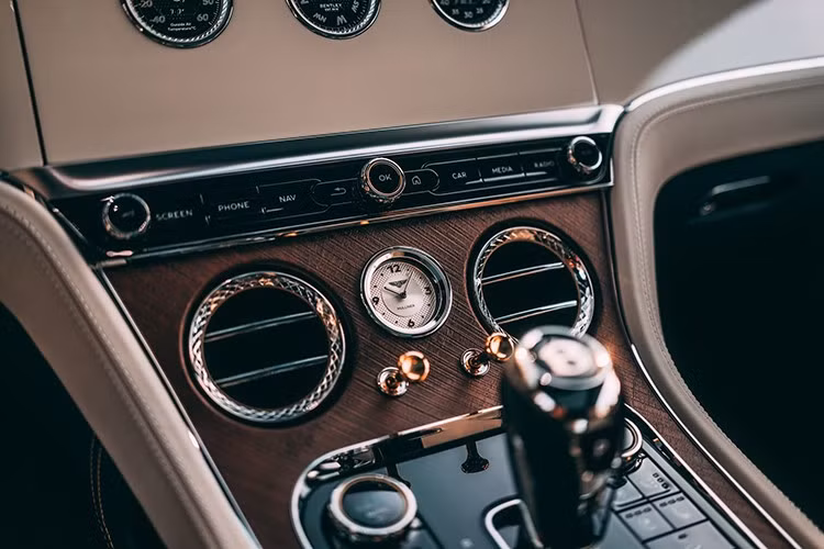 Khi mở cửa vào ban đêm, đèn chào mừng chiếu hình hoạt hình một chiếc lông vũ – gợi nhắc chiếc lông trên mũ của trung úy trong bức tranh. Họa tiết lông vũ cũng xuất hiện trên ốp cửa trước/sau, trong khi bậc cửa và chắn bùn trước đều mang bảng tên "Dutch Masters Collection".