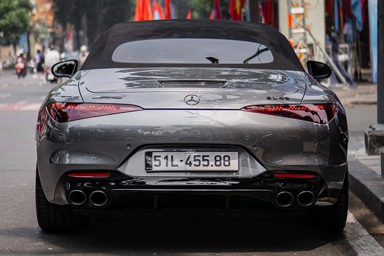 Đơn cử như chiếc xe Mercedes-AMG SL43 màu xám, 1 showroom mua lại của khách vào năm 2024, sau đó rao bán 6,2 tỷ đồng nhưng nửa năm chưa có khách nào chốt, sau đó, thấy tình hình không ổn kèm thêm đại lý có dấu hiệu xả hàng xe tồn kho VIN 2023, đơn vị này mạnh tay cắt lỗ khi bán ra chỉ hơn 5 tỷ đồng.