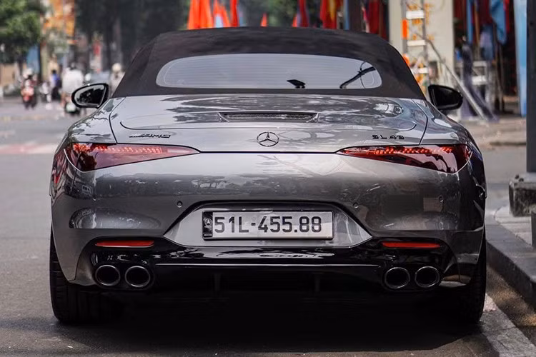 Đơn cử như chiếc xe Mercedes-AMG SL43 màu xám, 1 showroom mua lại của khách vào năm 2024, sau đó rao bán 6,2 tỷ đồng nhưng nửa năm chưa có khách nào chốt, sau đó, thấy tình hình không ổn kèm thêm đại lý có dấu hiệu xả hàng xe tồn kho VIN 2023, đơn vị này mạnh tay cắt lỗ khi bán ra chỉ hơn 5 tỷ đồng.