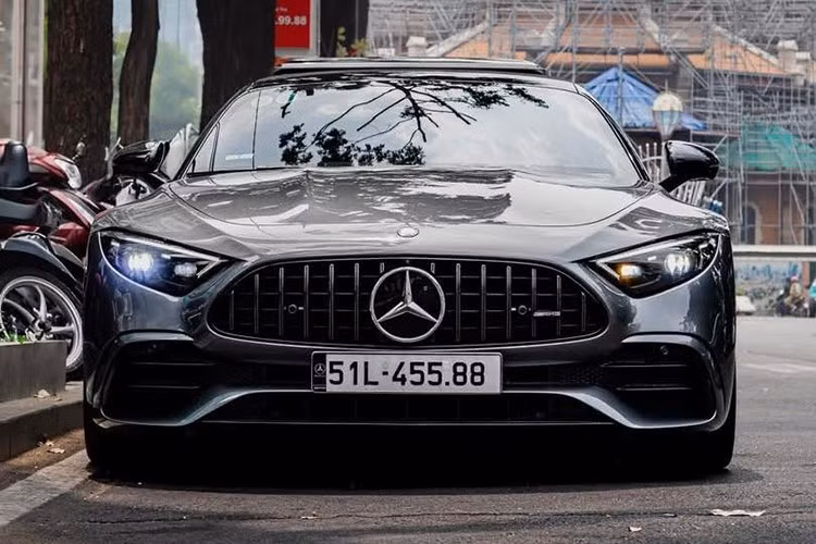 Mercedes-AMG SL43 đang là chiếc xe thể thao mui trần hạng sang được chú ý nhiều nhất ở Việt Nam, lý do là chỉ sau hơn 1 năm được bán chính hãng, xe đã giảm giá rất mạnh, hơn 1 tỷ đồng, khiến cho các khách hàng đang sở hữu cũng như các thương lái "ôm" dòng xe này phải "đứng hình".