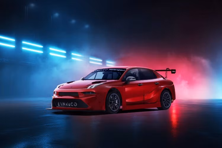 Khách hàng sở hữu Lynk &amp; Co 03+ TCR sẽ nhận được nhiều quyền lợi đặc biệt, gồm gói “Champion Driver Masterclass” trị giá 40.000 Nhân dân tệ (149,15 triệu đồng). Gói này bao gồm hai giờ huấn luyện đường đua, hướng dẫn bởi các tay đua vô địch, cùng hỗ trợ kỹ thuật cơ bản trong vòng một năm kể từ ngày nhận xe.