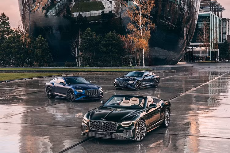 Bộ 3 chiếc Bentley độc bản lấy cảm hứng từ các kiệt tác của Rembrandt, Van Gogh và Vermeer đã trở thành tâm điểm của sự kiện đặc biệt tại Bảo tàng Rijksmuseum, Amsterdam. Bộ sưu tập Dutch Masters do Mulliner thực hiện là lời tri ân dành cho tay nghề thủ công đỉnh cao, sự thanh lịch vượt thời gian và di sản nghệ thuật phong phú của Hà Lan.