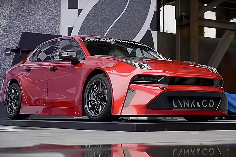 Lynk &amp; Co phát triển 03+ TCR dựa trên nền tảng của 03 thế hệ thứ ba, nhưng tái thiết toàn diện để phù hợp khung kỹ thuật TCR. Điểm đáng chú ý nhất nằm ở động cơ Drive-E, với cấu hình 4 xi-lanh 2.0L tăng áp, tinh chỉnh lại toàn bộ hệ thống làm mát, nâng cấp turbocharger và hiệu chỉnh lại bản map cho động cơ.