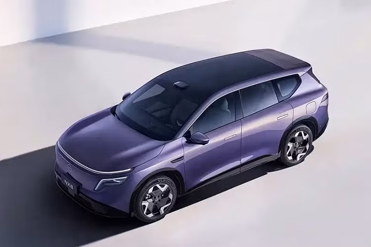 Thiết kế ngoại thất của Nissan NX8 nổi bật với mặt ca-lăng đóng kín đặc trưng của xe năng lượng mới, nhấn mạnh bằng dải đèn LED vắt ngang. Tay nắm cửa dạng ẩn giúp thân xe mượt mà hơn. Trong khi đó, phần đuôi xe tạo sự tương đồng với đầu xe bằng cụm đèn hậu LED nối liền hai bên.