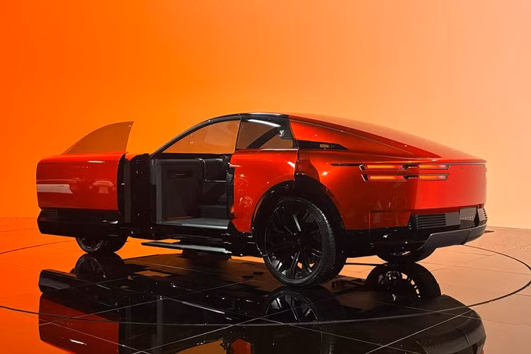 Dù thông số kỹ thuật chi tiết vẫn nằm trong vòng bí mật, nhưng lãnh đạo Toyota đã sớm dập tắt những đồn đoán về một phiên bản Century Coupe chạy điện hoàn toàn. Ông Takashi Uehara, Chủ tịch bộ phận hệ truyền động của Toyota, đã chia sẻ thẳng thắn với truyền thông rằng mẫu xe này chắc chắn sẽ sở hữu động cơ đốt trong.