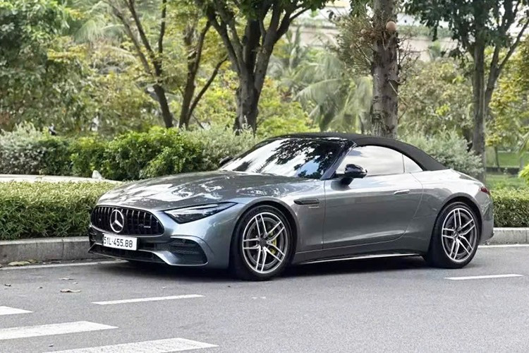 Muốn trải nghiệm đã nhất trên dòng xe Mercedes-AMG SL43, bạn có thể chọn gói nâng cấp tùy chọn AMG Dynamic Plus, nhờ đó, giúp chiếc xe mui trần có 6 chế độ vận hành gồm Slippery, Comfort, Sport, Sport+, Individual, và Race, đồng thời nó còn giúp Mercedes-AMG SL43 hạ gầm thêm 10 mm, sát mặt đường, lái thể thao hơn, tiếp đó là vi sai điện tử cầu sau và kẹp phanh màu vàng, nhìn rất chất chơi của xe đua.