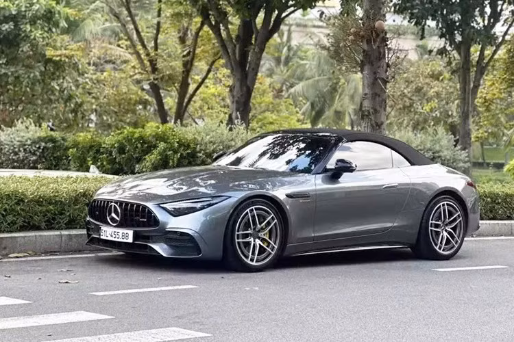 Muốn trải nghiệm đã nhất trên dòng xe Mercedes-AMG SL43, bạn có thể chọn gói nâng cấp tùy chọn AMG Dynamic Plus, nhờ đó, giúp chiếc xe mui trần có 6 chế độ vận hành gồm Slippery, Comfort, Sport, Sport+, Individual, và Race, đồng thời nó còn giúp Mercedes-AMG SL43 hạ gầm thêm 10 mm, sát mặt đường, lái thể thao hơn, tiếp đó là vi sai điện tử cầu sau và kẹp phanh màu vàng, nhìn rất chất chơi của xe đua.