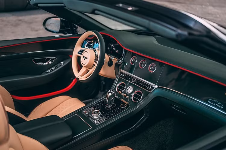 Dải băng đỏ thẫm của đại úy Frans Banninck Cocq được tái hiện qua các điểm nhấn da Hotspur đỏ trong nội thất, trong khi màu áo của trung úy đã truyền cảm hứng cho Mulliner chọn da chính Magnolia kết hợp hoàn hảo với da phụ Cumbrian Green.