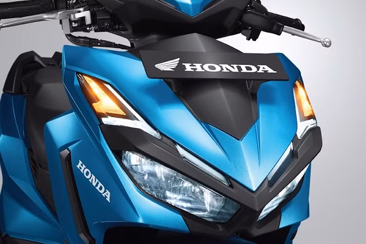 Dù với phiên bản nào, Vario 125 cũng có thân xe hoàn toàn mới. Vẫn giữ lại các đường nét sắc cạnh và cụm đèn trước dạng cánh chuồn đặc trưng, tuy nhiên đèn định vị nay đã có dạng LED dải chữ Y đẹp mắt. Phần đuôi xe cũng đã được vuốt nhọn hơn, kèm đèn hậu LED dẹt để đem tới vẻ ngoài thể thao.