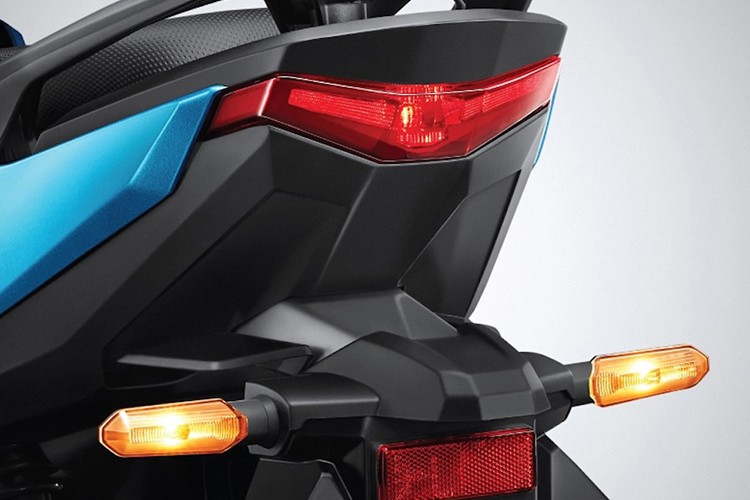 Hệ thống phanh trên xe gồm phanh đĩa trước, phanh tang trống sau kết hợp công nghệ CBS. Điểm trừ là mẫu xe này là hệ thống chống bó cứng phanh ABS chỉ có mắt trên bản Street - tính năng đang được nhiều khách hàng Việt Nam quan tâm trên xe tay ga.