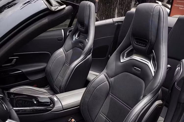 Chưa hết, Mercedes-AMG SL43 thế hệ thứ 7 còn sở hữu màn hình giải trí kích thước 11,9 inch, tích hợp đầy đủ các tính năng, giúp người sử dụng có thể tùy chỉnh, và ngoài ra, nó có thể thay đổi vị trí để chống chói. Màn hình sau tay lái dạng kỹ thuật số 12,3 inch.