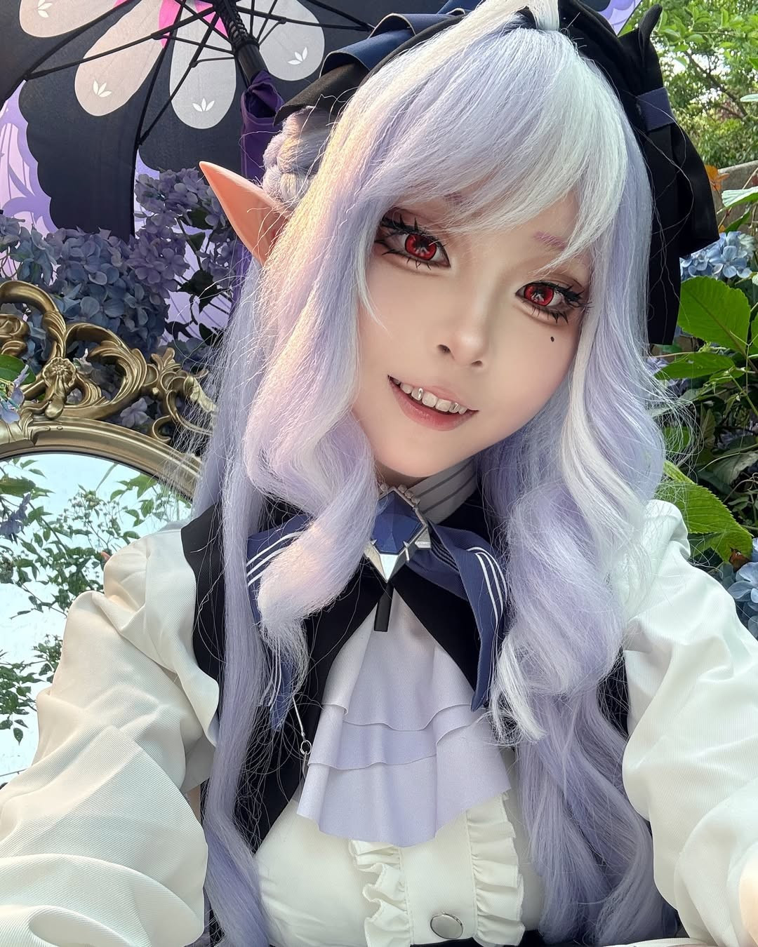 Trong trường hợp này, có vẻ như người đẹp đã chọn một địa điểm ngoài trời để tái hiện trọn vẹn không khí bối cảnh của nhân vật Vivian Banshee. Tuy nhiên, cũng bởi vậy đã biến cô trở thành “miếng mồi ngon” cho lũ muỗi.