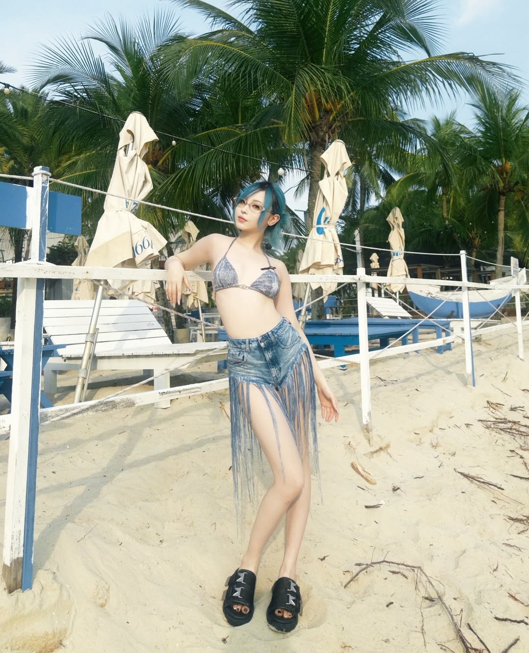 Ngoài ra, cũng có những bình luận hóm hỉnh hơn, tình nguyện trở thành... "con muỗi" để được "chạm" vào hot girl theo cách không ngờ...