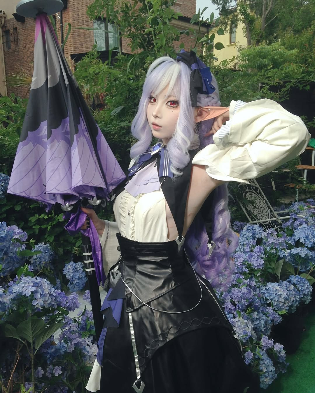 Với mái tóc tím lãng mạn, thân hình chuẩn không cần chỉnh và thần thái sang chảnh, yush_coser nhanh chóng khiến người xem phải trầm trồ khen ngợi vì màn hóa thân quá xuất sắc.