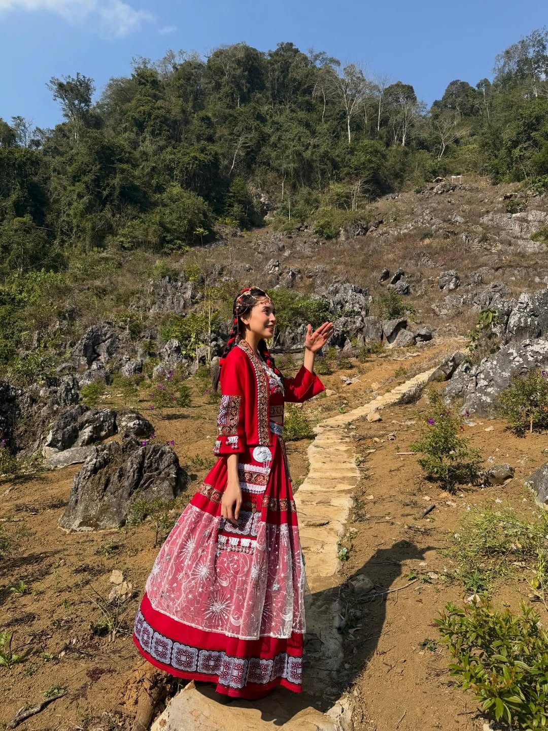 View - Hoa hậu Trần Tiểu Vy “hóa” gái bản, khoe sắc vóc thanh thuần giữa núi rừng | Báo Tri thức và Cuộc sống - TIN TỨC PHỔ BIẾN KIẾN THỨC 24H