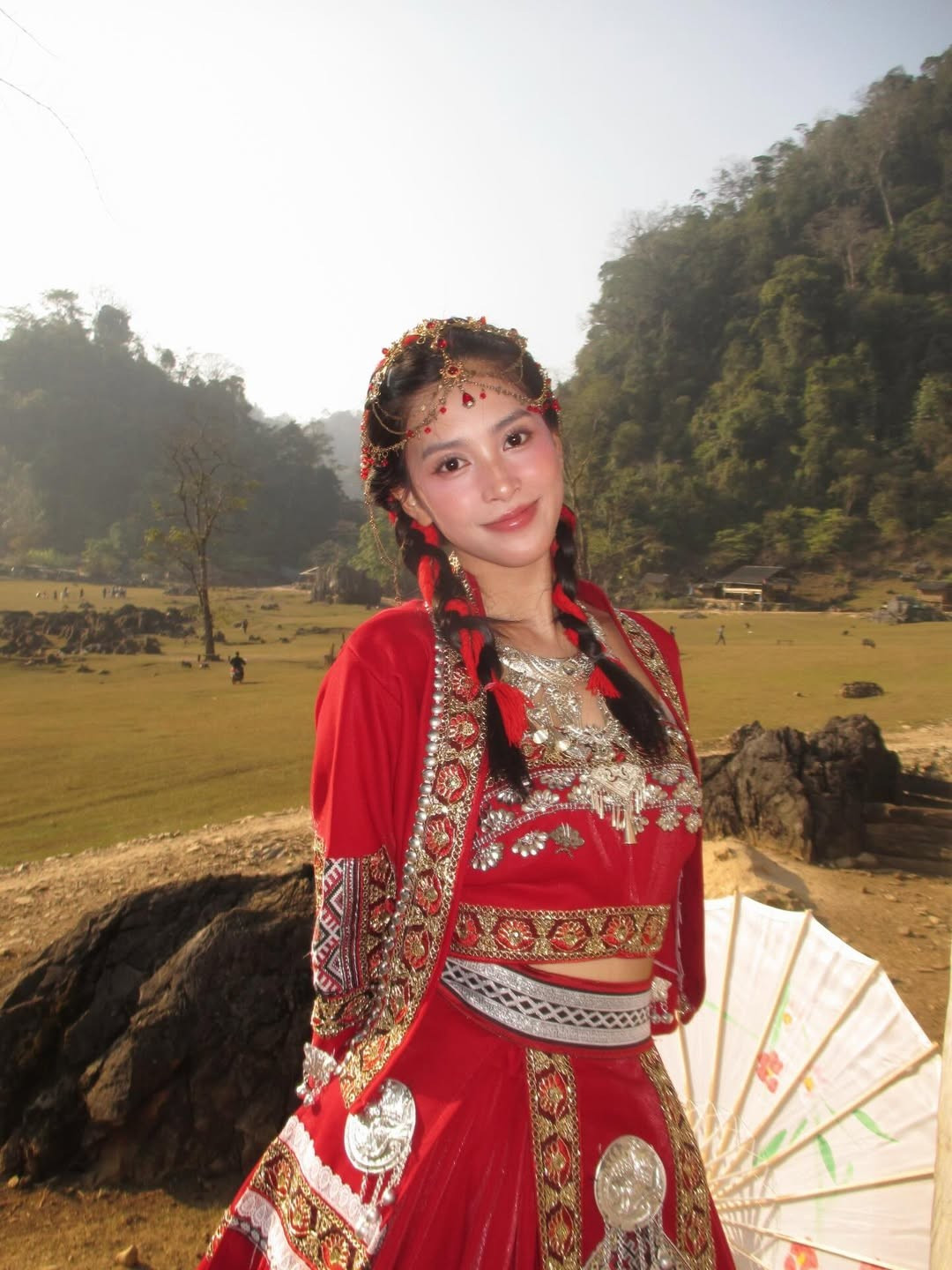 Trần Tiểu Vy sinh năm 2000, đăng quang Hoa hậu Việt Nam 2018 và nhanh chóng trở thành một trong những nàng hậu được yêu mến nhất.