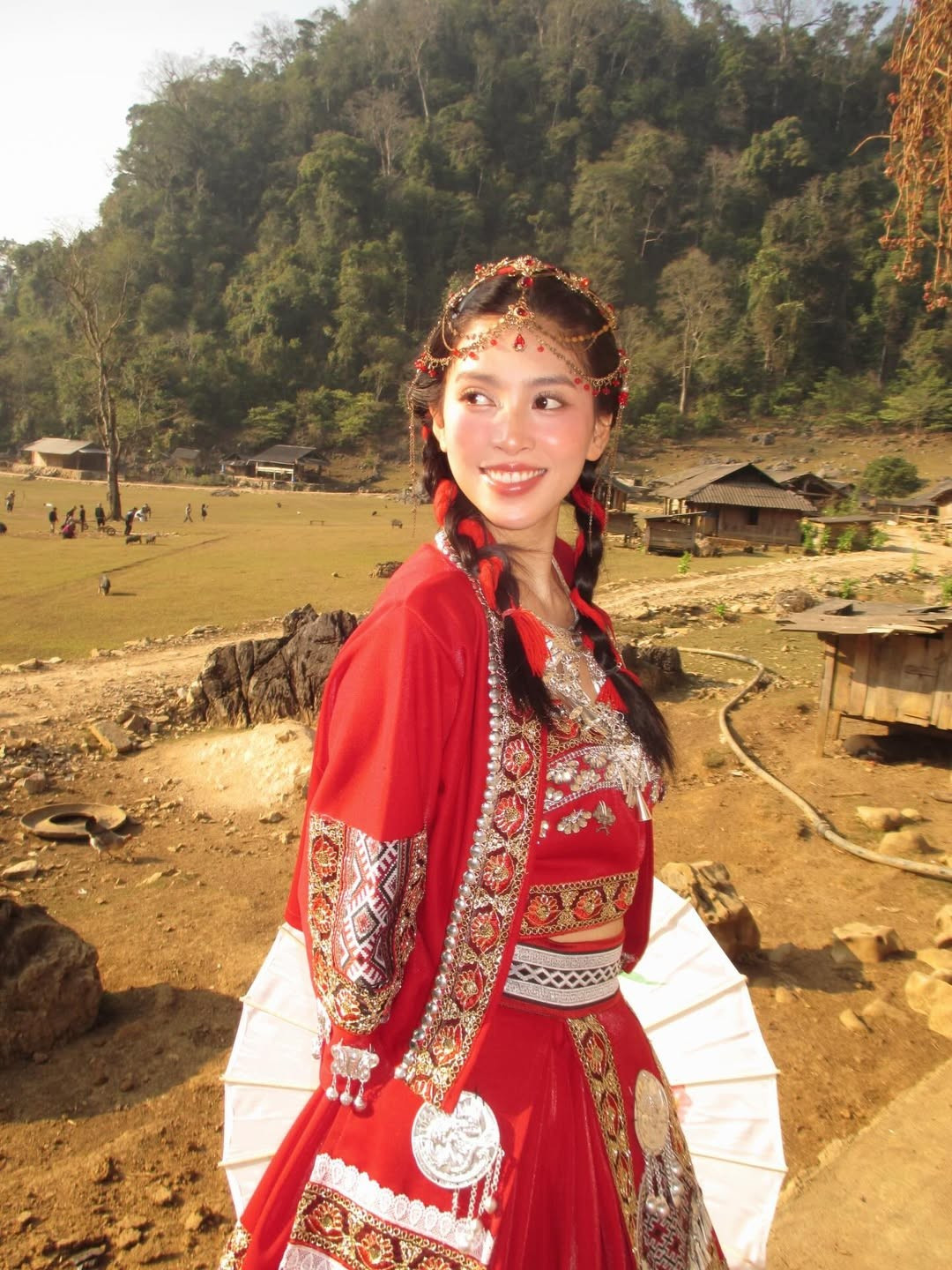 Dù khoác lên mình bộ trang phục truyền thống khá cầu kỳ, Tiểu Vy vẫn giữ được thần thái tự nhiên, nhẹ nhàng nhưng cuốn hút.