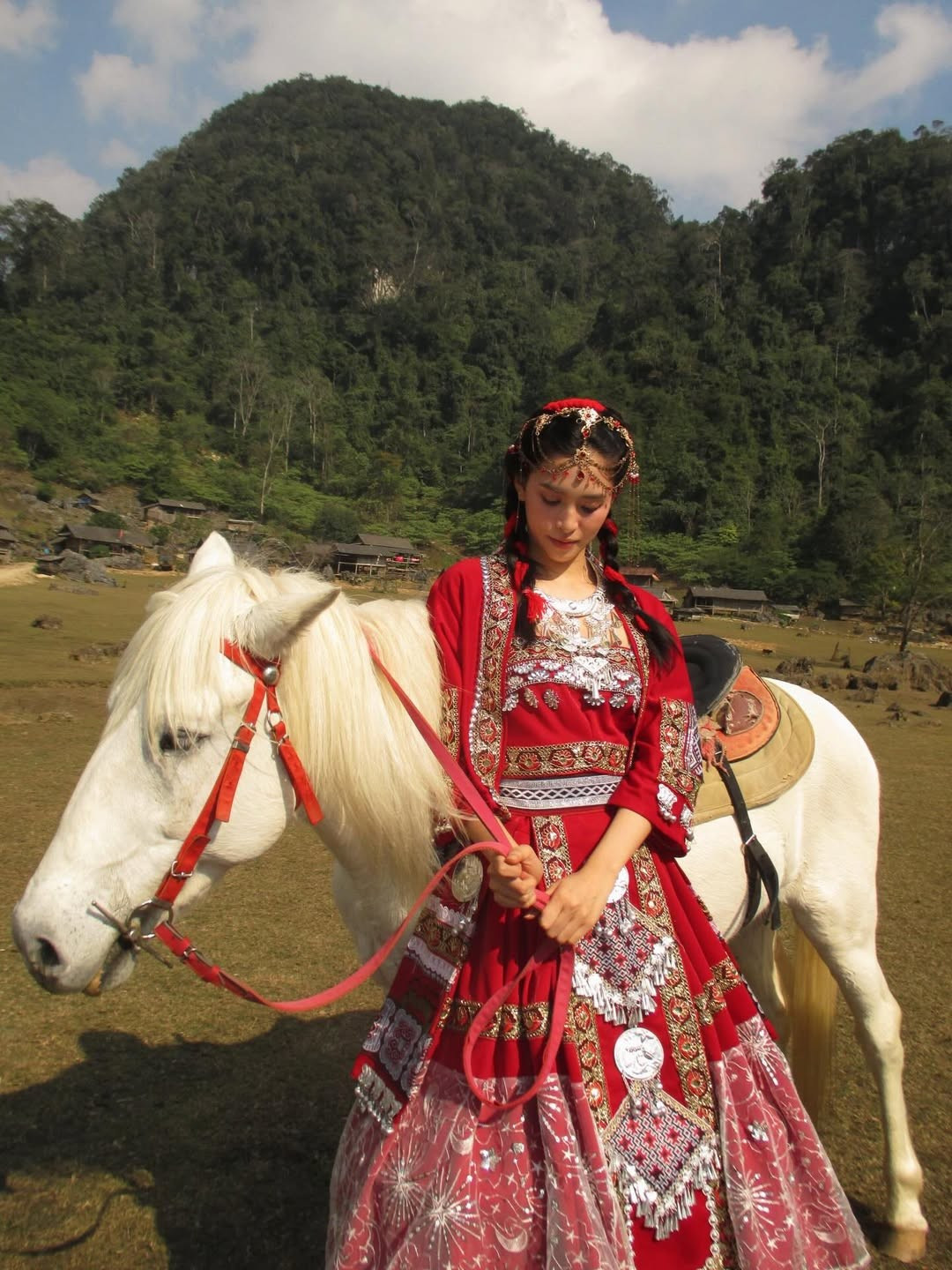 Thiết kế nhiều lớp nhưng vẫn tôn lên vóc dáng mảnh mai, vòng eo thon gọn và tỷ lệ cơ thể cân đối của nàng hậu. Dáng đứng nhẹ nhàng, tư thế khoan thai khi dạo bước trên thảo nguyên hay bên chú ngựa trắng càng làm nổi bật vẻ đẹp thanh thuần, dịu dàng.