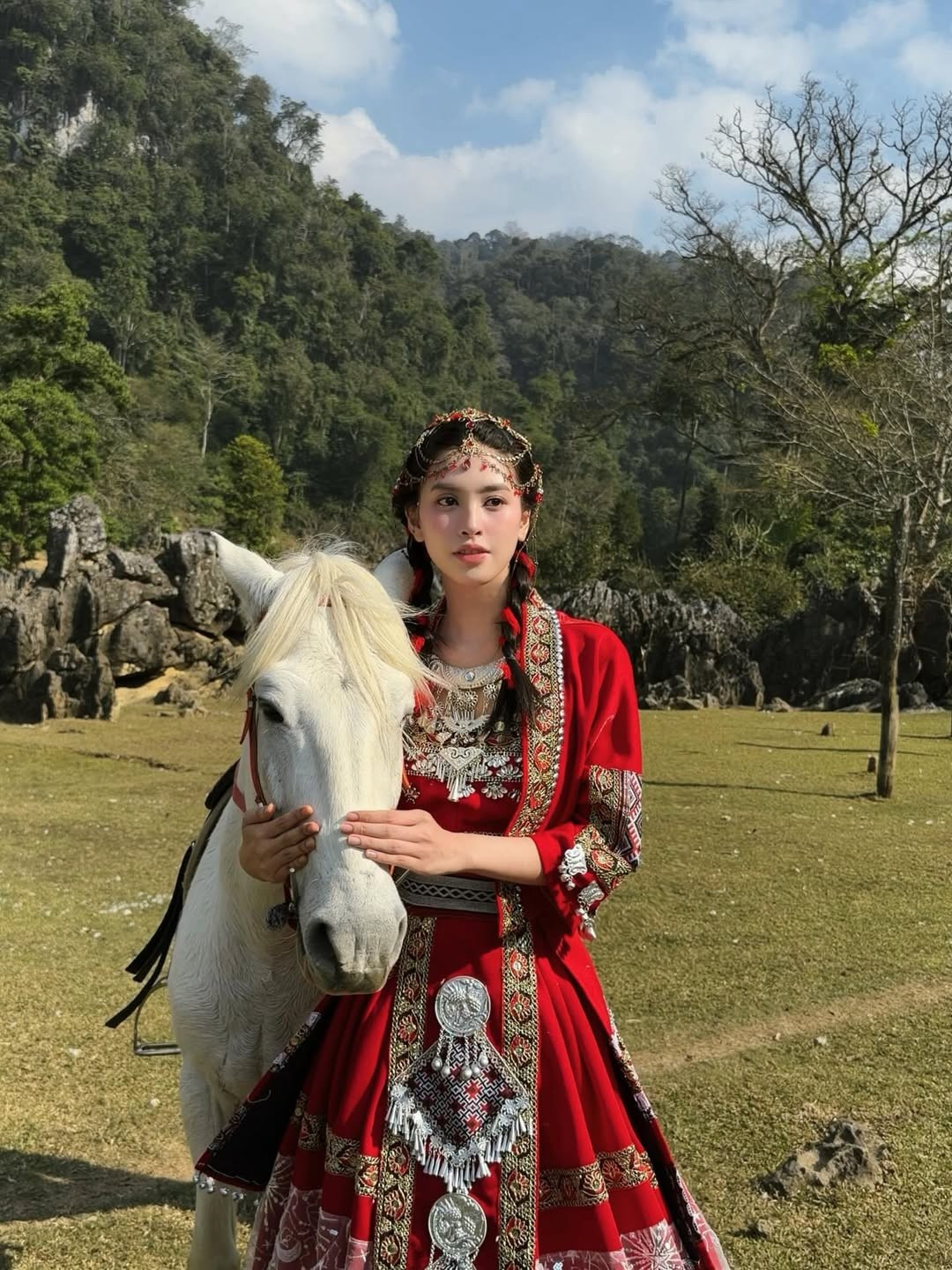 View - Hoa hậu Trần Tiểu Vy “hóa” gái bản, khoe sắc vóc thanh thuần giữa núi rừng | Báo Tri thức và Cuộc sống - TIN TỨC PHỔ BIẾN KIẾN THỨC 24H