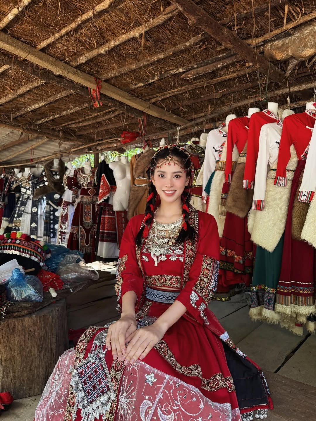 View - Hoa hậu Trần Tiểu Vy “hóa” gái bản, khoe sắc vóc thanh thuần giữa núi rừng | Báo Tri thức và Cuộc sống - TIN TỨC PHỔ BIẾN KIẾN THỨC 24H