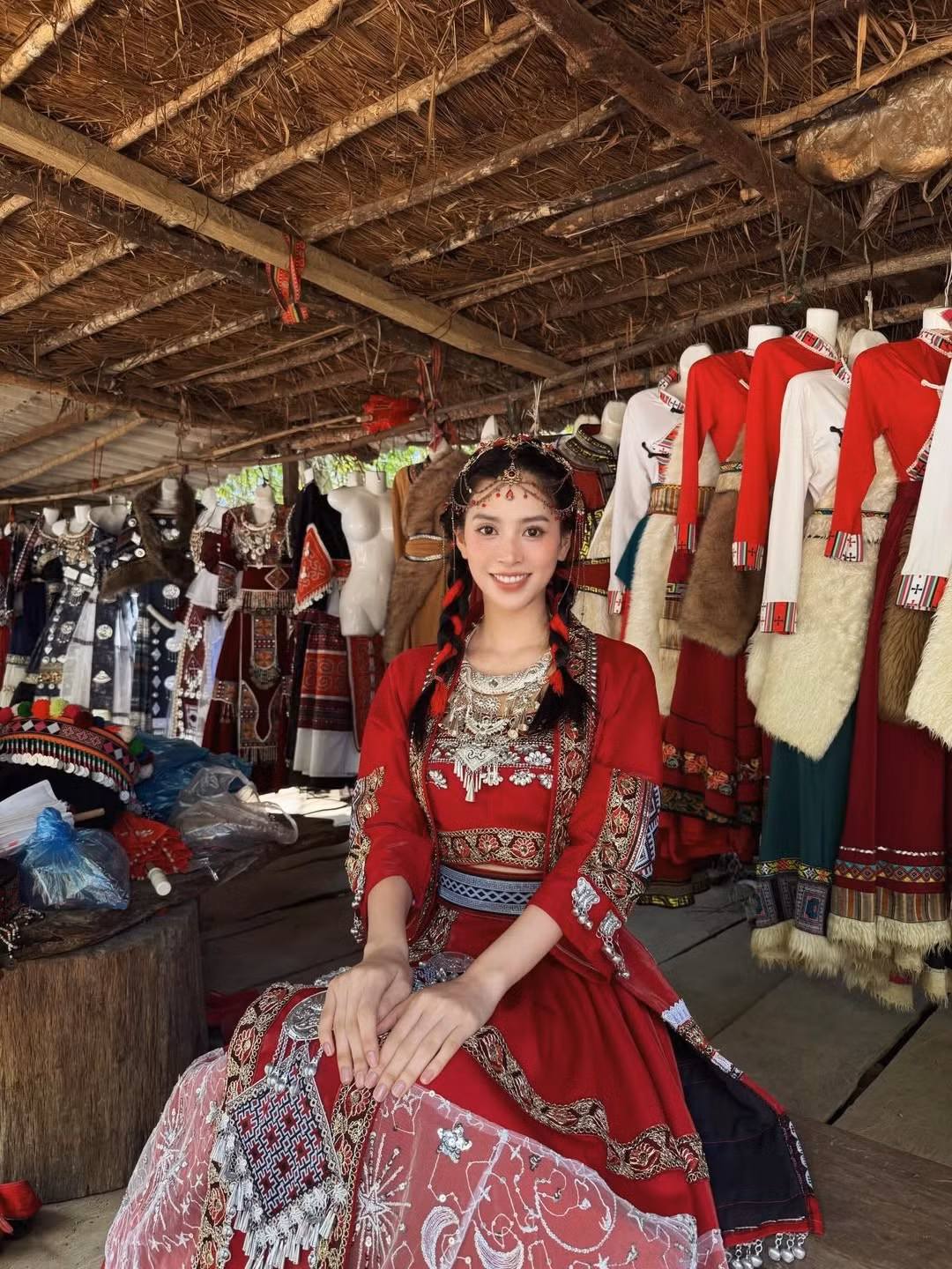 Gương mặt nhỏ nhắn, sống mũi cao, làn da mịn màng cùng ánh mắt trong veo giúp cô hòa quyện trọn vẹn với khung cảnh thiên nhiên.