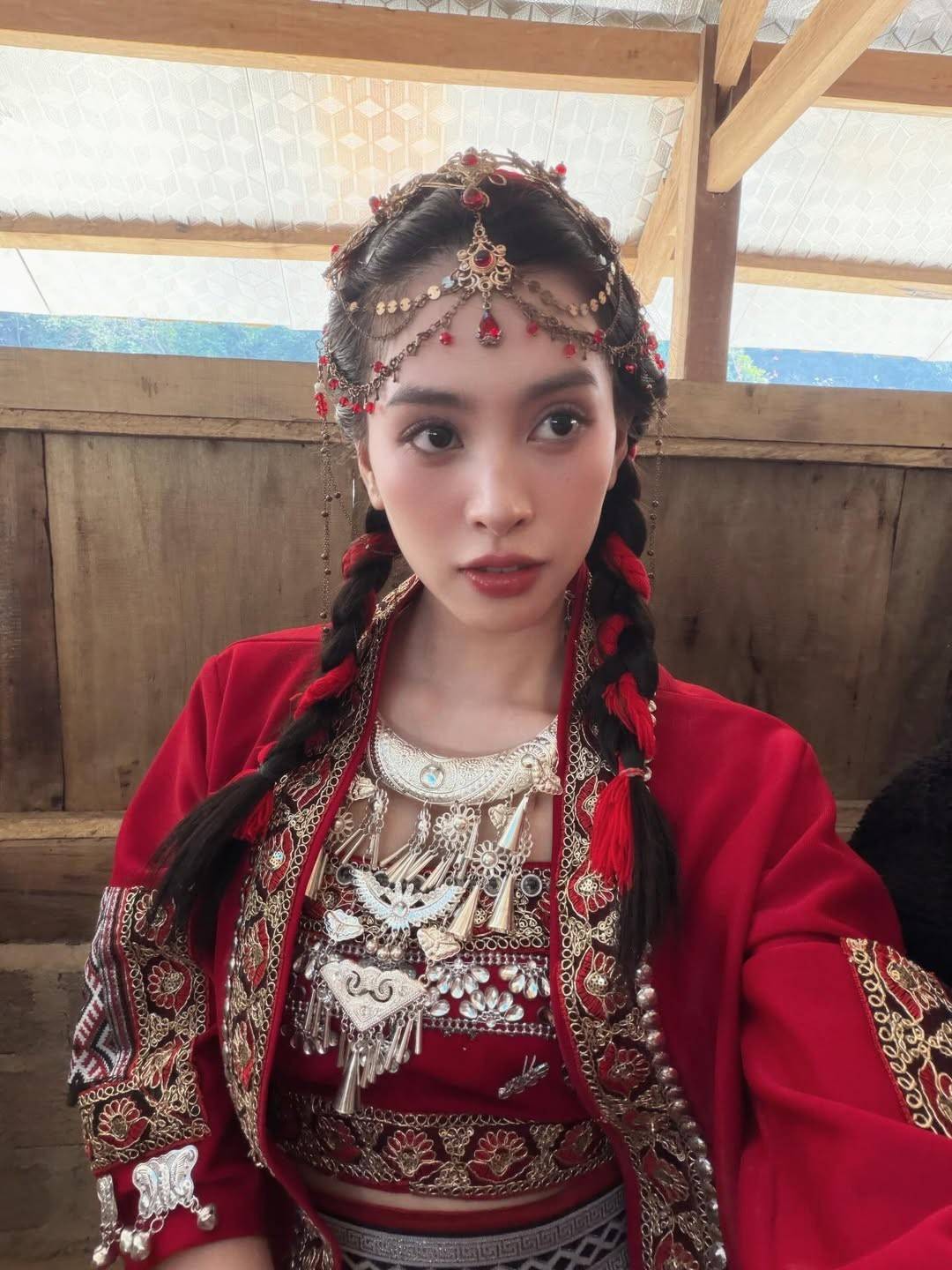 Về sự nghiệp nghệ thuật, Tiểu Vy cho biết cô sẽ tái xuất màn ảnh rộng trong năm 2026 với những dự án được đầu tư kỹ lưỡng, thể hiện nỗ lực khẳng định bản thân ở vai trò diễn viên thay vì chỉ xuất hiện với danh xưng hoa hậu.