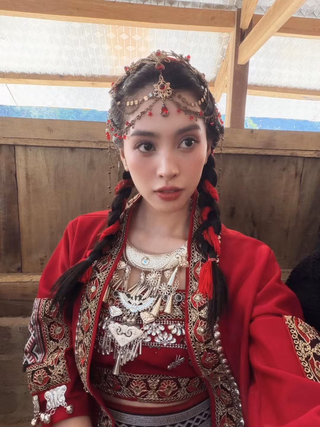 Về sự nghiệp nghệ thuật, Tiểu Vy cho biết cô sẽ tái xuất màn ảnh rộng trong năm 2026 với những dự án được đầu tư kỹ lưỡng, thể hiện nỗ lực khẳng định bản thân ở vai trò diễn viên thay vì chỉ xuất hiện với danh xưng hoa hậu.