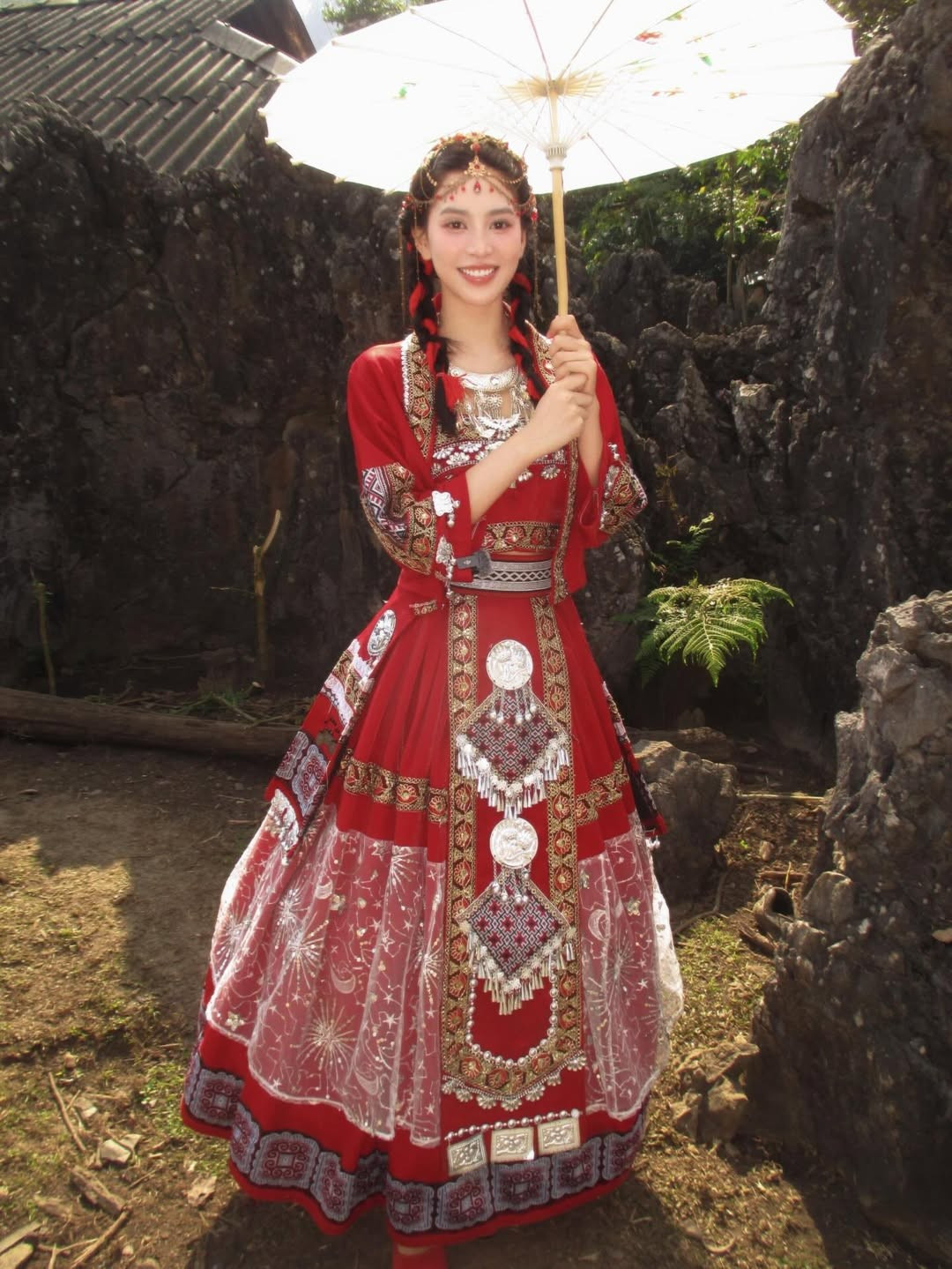 Không mang vẻ gợi cảm hiện đại thường thấy, Trần Tiểu Vy trong hình ảnh “gái bản” ghi điểm nhờ nét đẹp nền nã, thuần khiết.