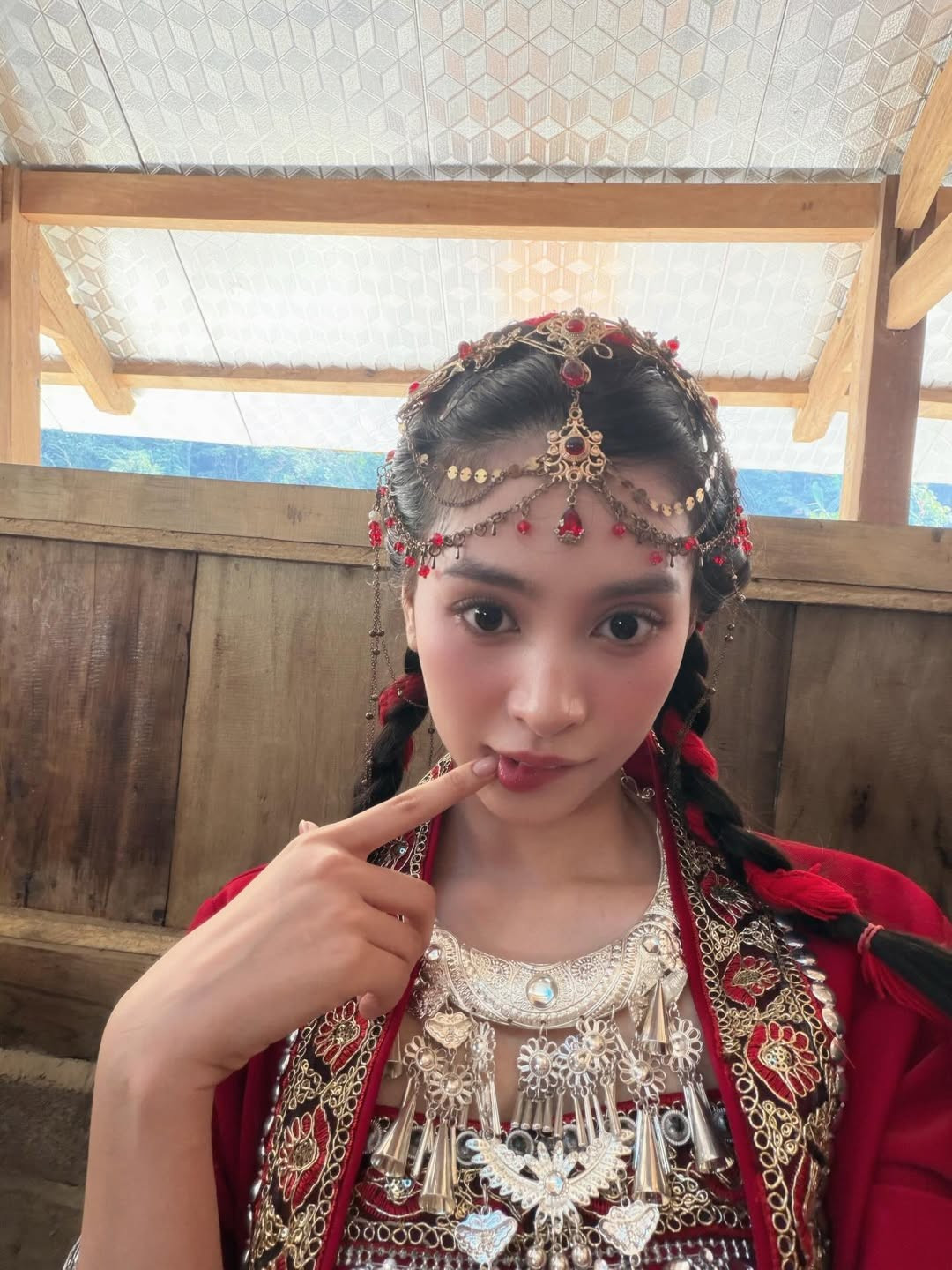 View - Hoa hậu Trần Tiểu Vy “hóa” gái bản, khoe sắc vóc thanh thuần giữa núi rừng | Báo Tri thức và Cuộc sống - TIN TỨC PHỔ BIẾN KIẾN THỨC 24H