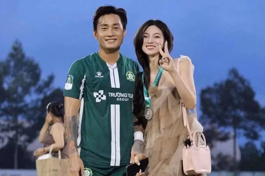 Mới đây, cầu thủ Hồ Tuấn Tài thu hút sự chú ý của người hâm mộ với loạt ảnh check-in bên hôn thê Phương Uyên tại lễ mừng công CLB chủ quản giành ngôi á quân giải hạng Nhất quốc gia.
