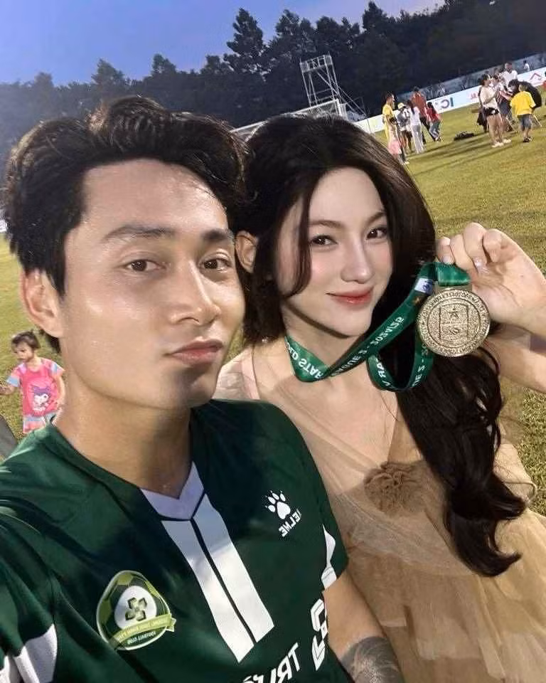 Khoảnh khắc tình tứ trên sân cỏ của Tuấn Tài và Phương Uyên nhanh chóng nhận được hàng nghìn lượt yêu thích. Nhiều người khen cặp cầu thủ - WAG đẹp đôi và thúc giục họ sớm về chung một nhà.