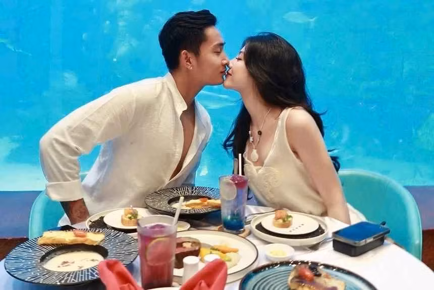 Tháng 7/2024, Hồ Tuấn Tài cầu hôn nửa kia tại nhà hàng trên cao ở TP.HCM. Cầu thủ 30 tuổi được cho là đã lên danh sách khách mời cho ngày trọng đại, song vẫn chưa công bố thời gian tổ chức hôn lễ.