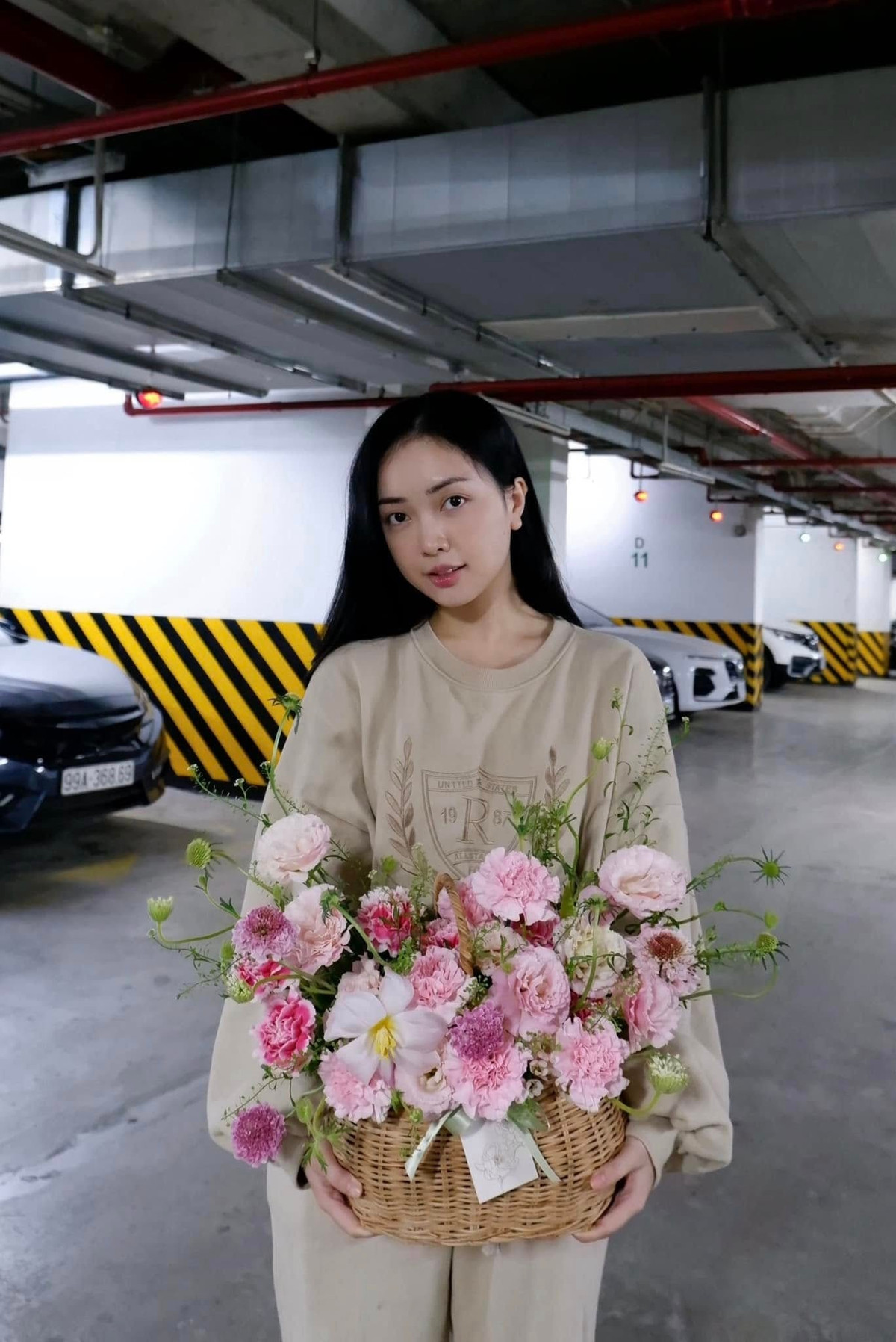 Tốt nghiệp Mỹ thuật Công nghiệp, Hà Trang làm công việc tự do và dành nhiều thời gian cho gia đình nhỏ. Mỗi lần cô xuất hiện, dù chỉ trong những khoảnh khắc đời thường như chuyến đi biển lần này, Mai Hà Trang vẫn ghi điểm bởi nhan sắc hiền hòa, nụ cười ấm áp và sự duyên dáng rất riêng của nàng WAG Bắc Giang.