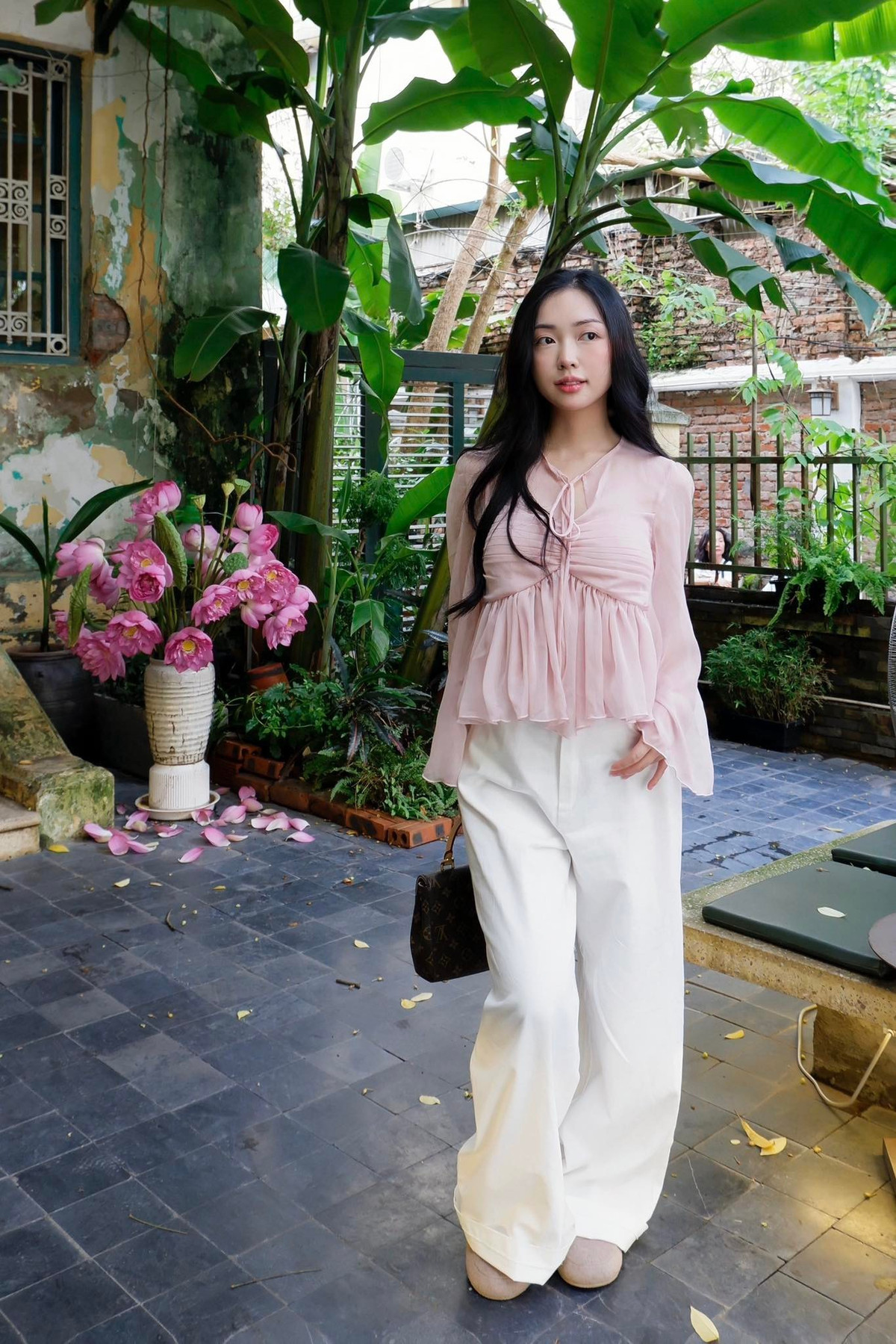 Hiện Mai Hà Trang có 128.000 người theo dõi trên Instagram. Dù không cập nhật cuộc sống quá thường xuyên như nhiều nàng WAG khác, cô vẫn giữ được sức hút nhờ phong cách sống nhẹ nhàng và hình ảnh kín đáo, tinh tế.