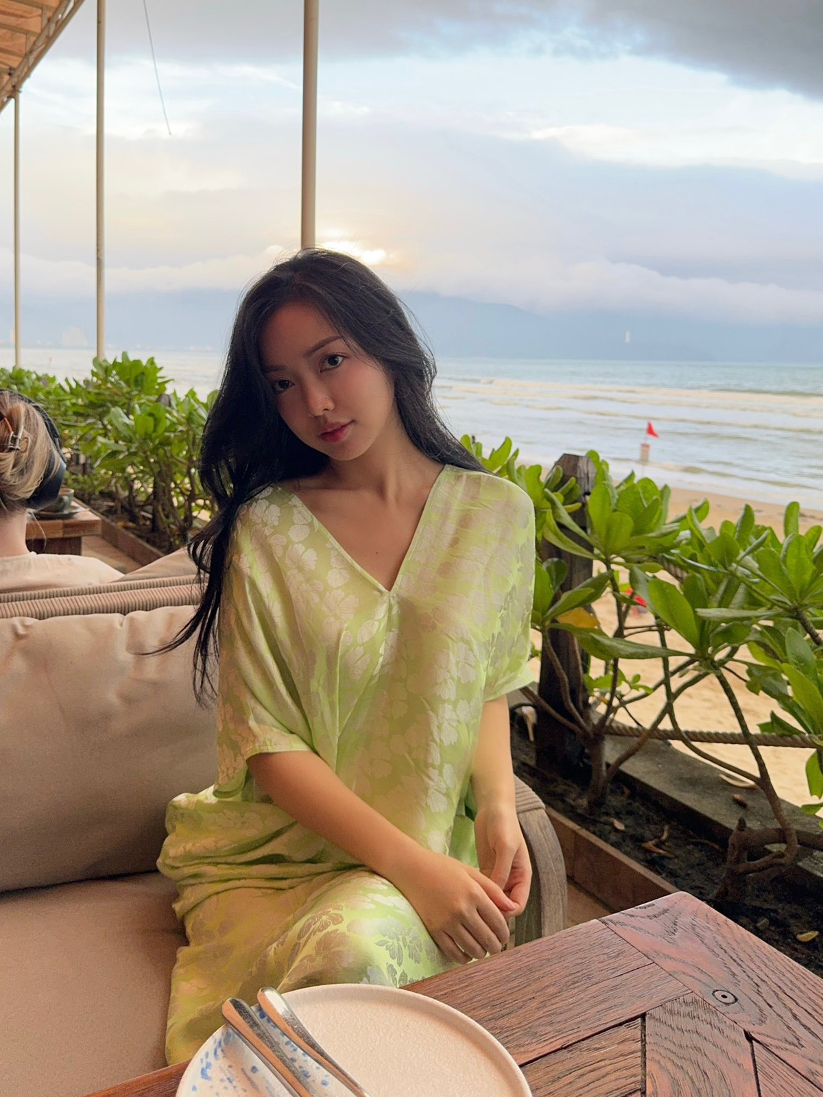 Mai Hà Trang – bà xã xinh đẹp của tiền đạo Hà Đức Chinh – vừa gây chú ý khi chia sẻ loạt ảnh trong chuyến đi biển. Dù xuất hiện với phong cách nhẹ nhàng, cô vẫn khiến người xem không khỏi mê mẩn bởi nhan sắc dịu dàng, thanh thoát và thần thái ngày càng mặn mà sau khi làm mẹ.