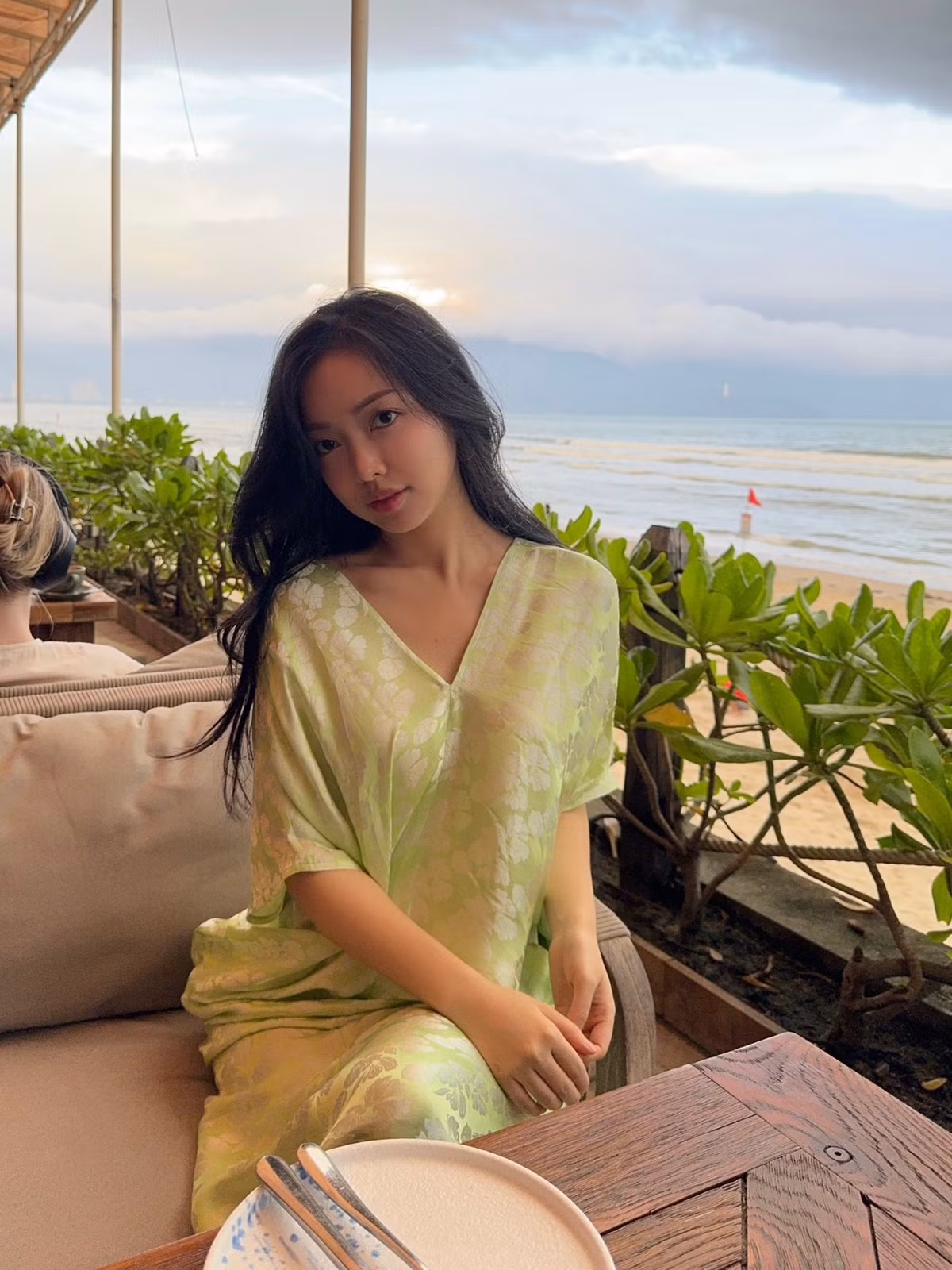 Mai Hà Trang – bà xã xinh đẹp của tiền đạo Hà Đức Chinh – vừa gây chú ý khi chia sẻ loạt ảnh trong chuyến đi biển. Dù xuất hiện với phong cách nhẹ nhàng, cô vẫn khiến người xem không khỏi mê mẩn bởi nhan sắc dịu dàng, thanh thoát và thần thái ngày càng mặn mà sau khi làm mẹ.