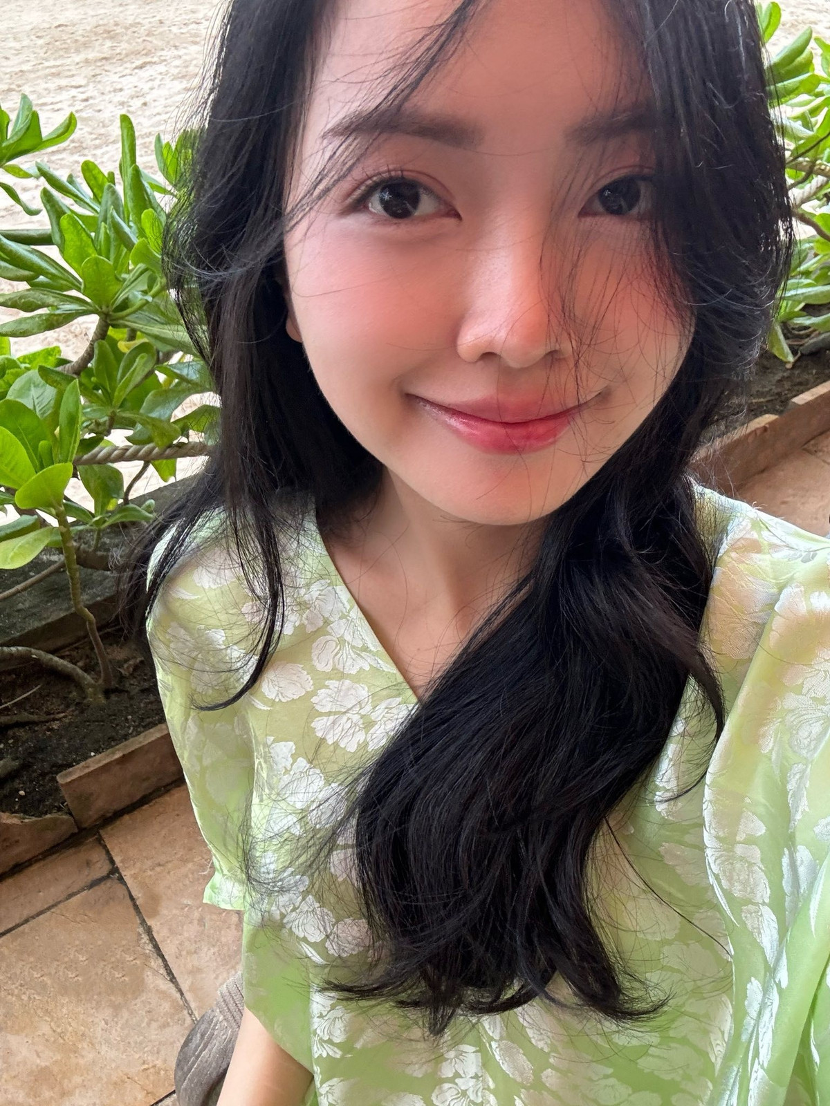 Khuôn mặt với đường nét hài hòa, đôi mắt đen long lanh và nụ cười nhẹ nhàng giúp Mai Hà Trang toát lên khí chất nữ tính, tinh tế.