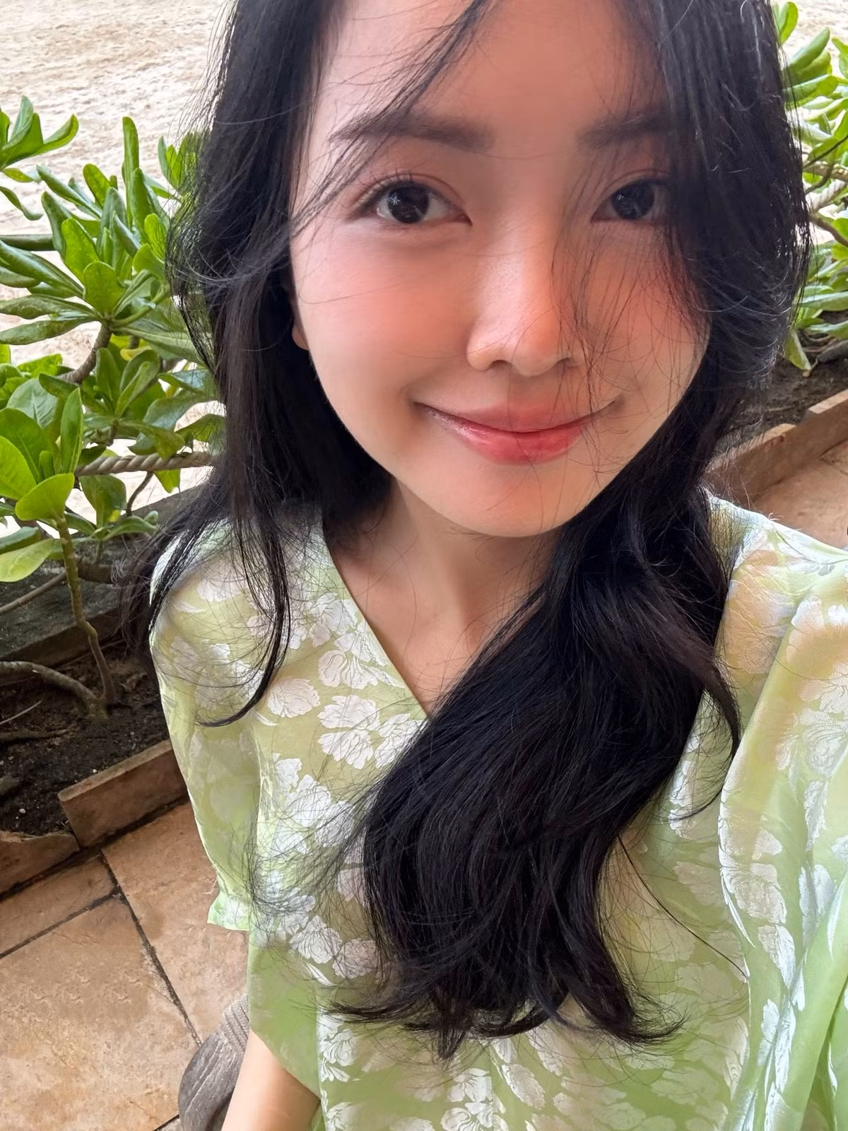 Khuôn mặt với đường nét hài hòa, đôi mắt đen long lanh và nụ cười nhẹ nhàng giúp Mai Hà Trang toát lên khí chất nữ tính, tinh tế.