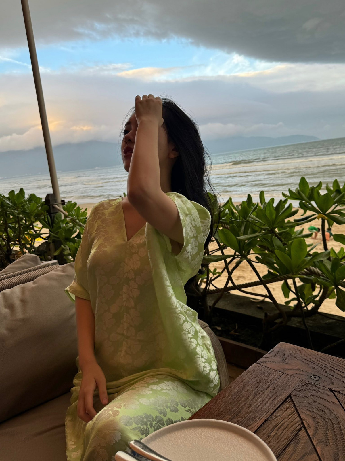 Sinh năm 1998, Mai Hà Trang từng tốt nghiệp Đại học Mỹ thuật Công nghiệp, nổi tiếng trong cộng đồng mạng với vẻ đẹp nền nã, nhẹ nhàng. Trước khi kết hôn, Hà Trang vốn đã là một hot girl được nhiều người yêu thích và được xem là một trong những nàng WAG có nhan sắc nổi bật nhất của bóng đá Việt Nam.