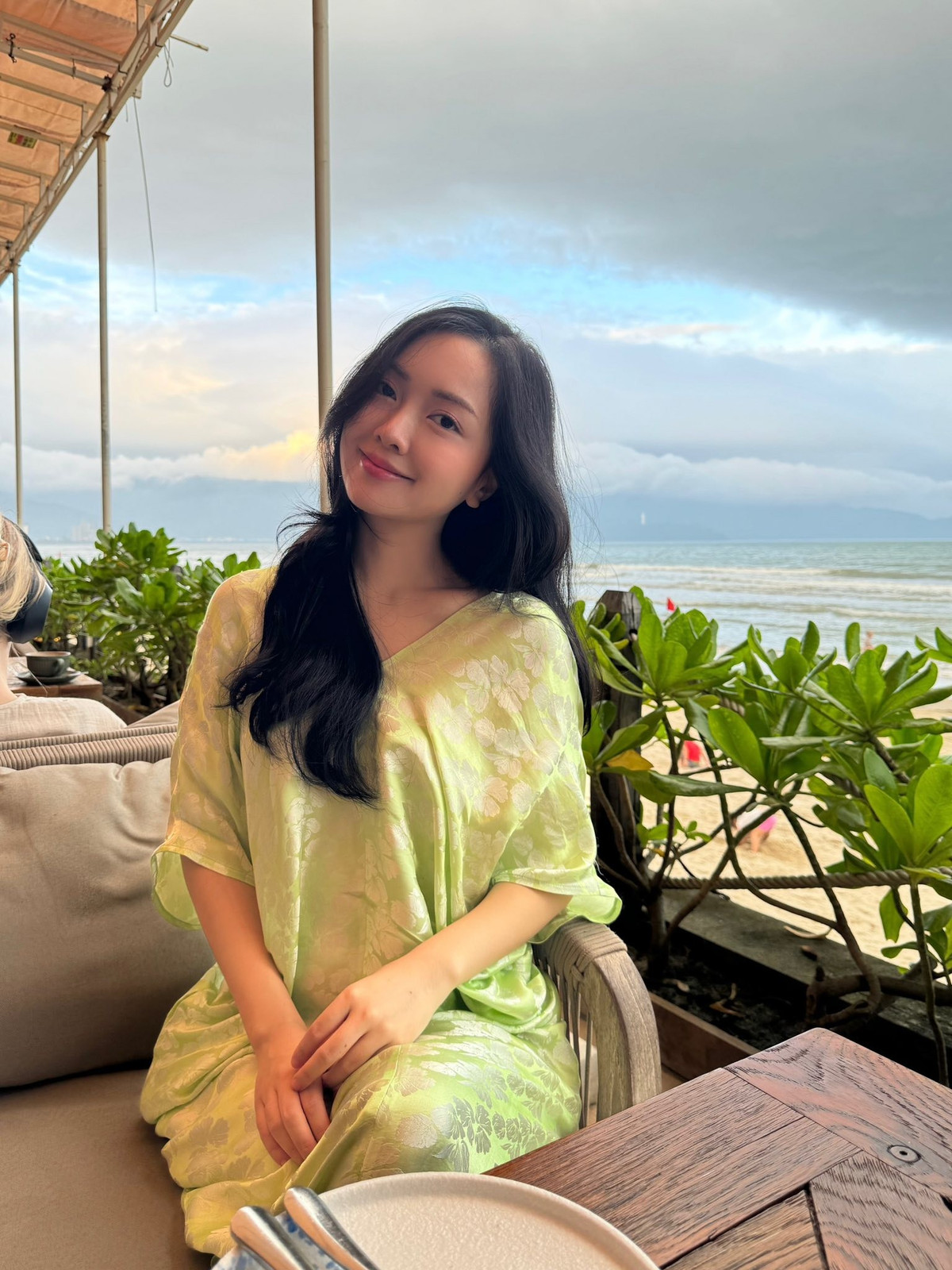 Trong ảnh, Mai Hà Trang diện chiếc váy dài màu xanh pastel ánh nhẹ, chất liệu mềm rủ ôm tự nhiên vào đường nét cơ thể. Tông màu này càng làm nổi bật làn da trắng mịn và vẻ đẹp trong trẻo của cô.