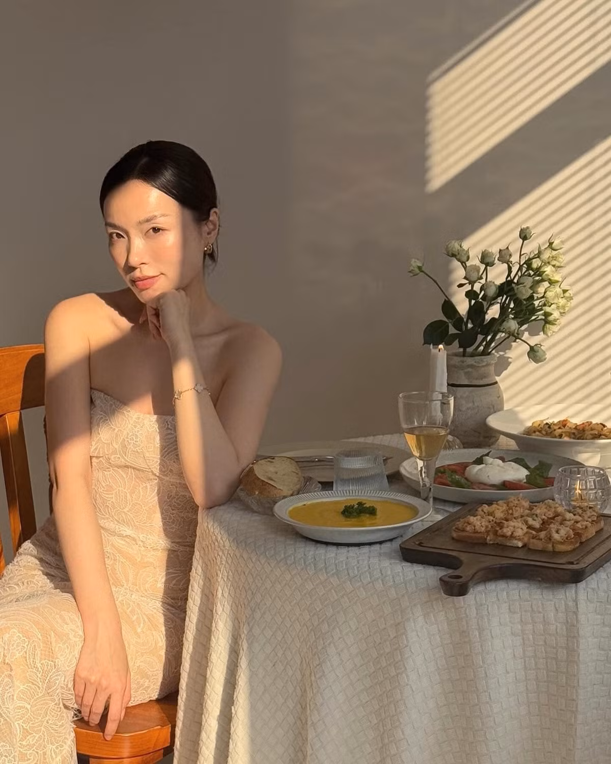 Ngoài ra, từ khi yêu và cưới Quang Đạt, Hà Trúc cũng bị một số cư dân mạng cho rằng cô đang cố gồng, xây dựng hình ảnh “phu nhân”. Cùng với đó, những gì nữ blogger thể hiện trên mạng cũng bị cho là đang ráng để hoàn hảo mọi mặt, thành ra mất tự nhiên và không đúng với thực tế.