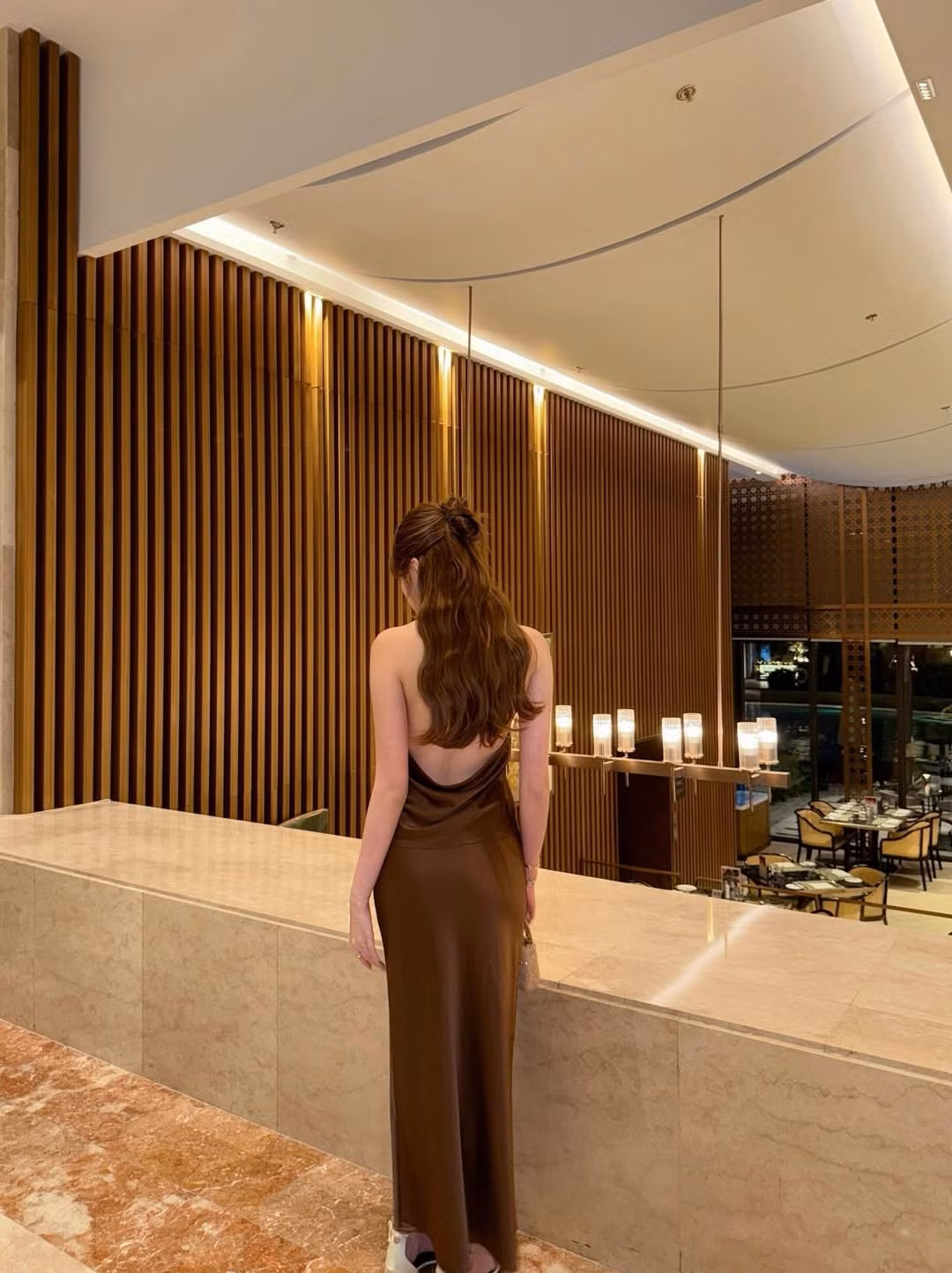 Những khoảnh khắc chụp nghiêng càng khiến gương mặt của Tăng Mỹ Hàn thêm nổi bật: làn da sáng, cằm thon, sống mũi thanh và đôi môi chúm nhẹ đầy cuốn hút. Trong ảnh chụp tại sảnh lớn, ánh đèn vàng sang trọng kết hợp với chiếc váy tạo nên tổng thể vừa quyến rũ vừa sang chảnh, đậm chất “nàng thơ đêm tiệc”.