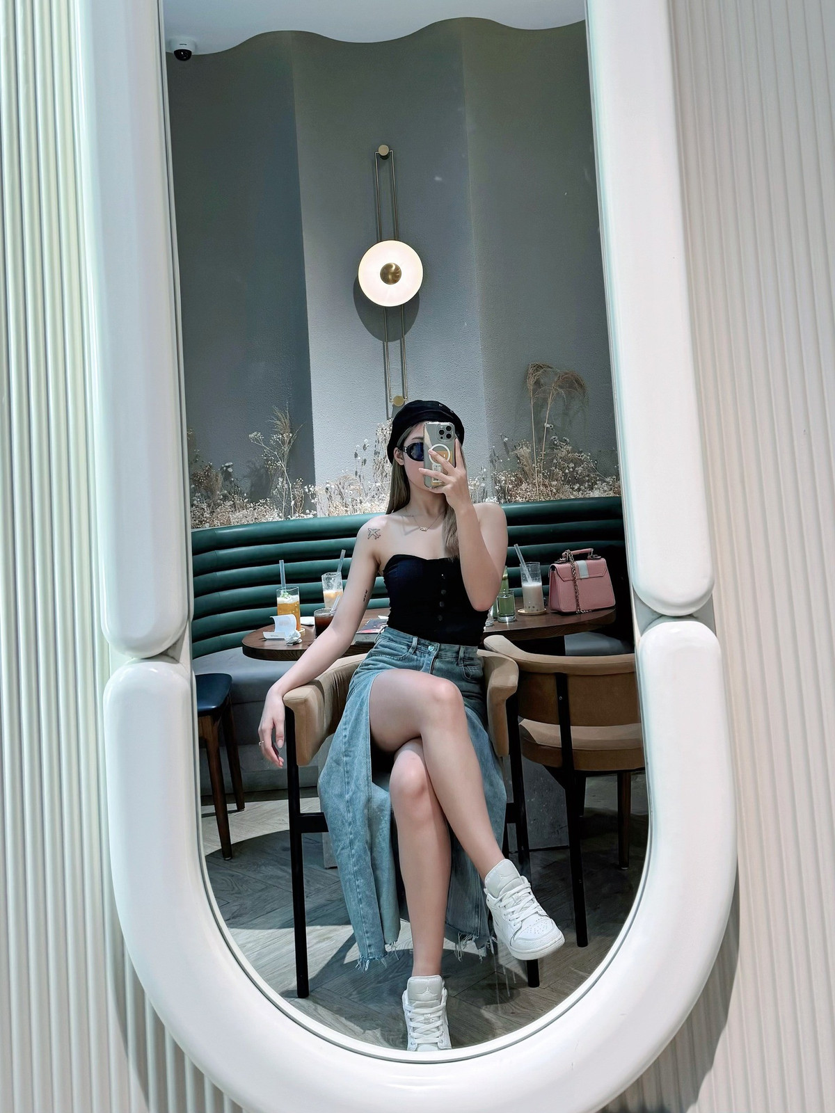 Hình ảnh một Khánh Linh rất khác so với hình dung về một vận động viên đấu kiếm – mềm mại, nữ tính và cuốn hút theo cách rất riêng.