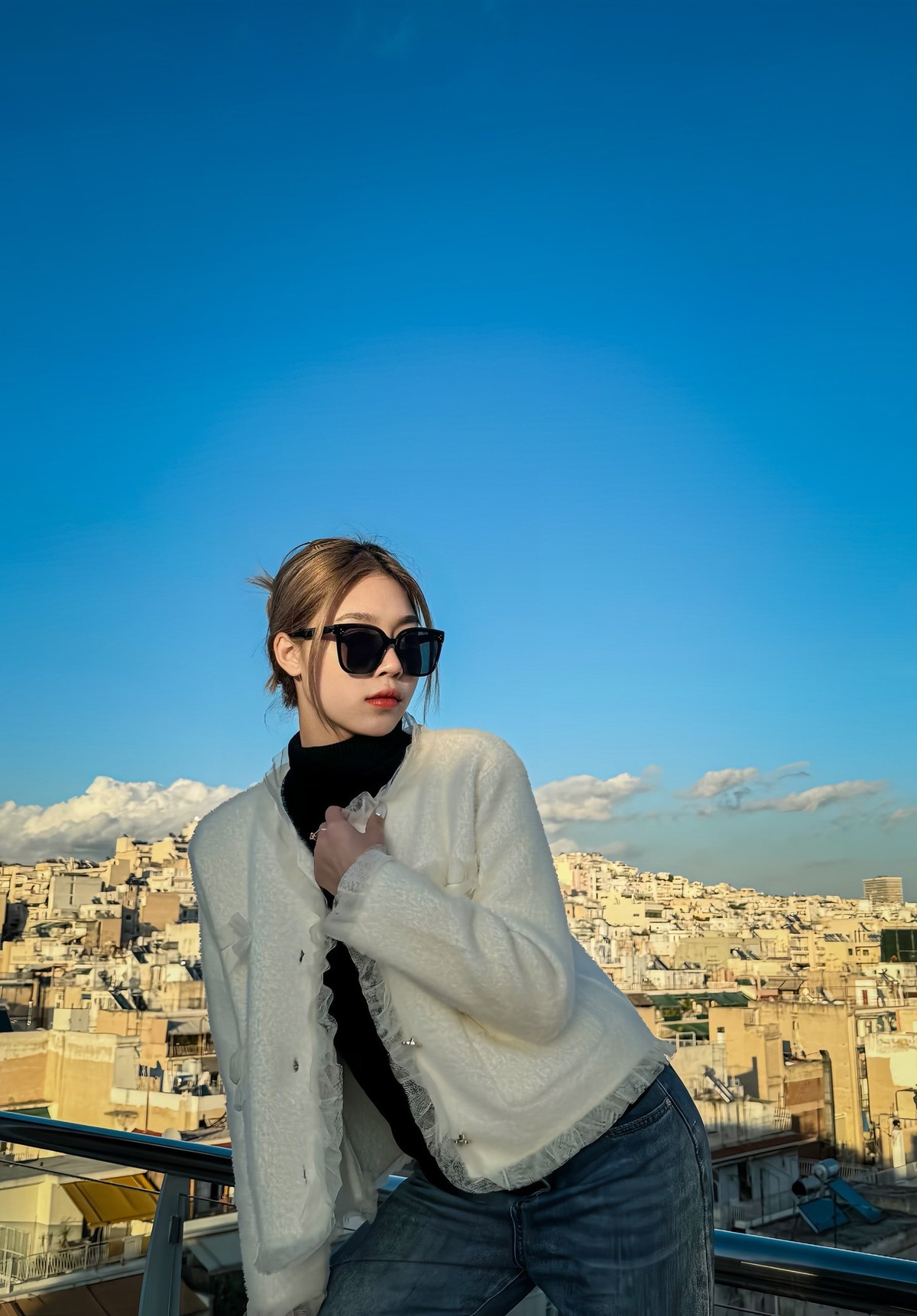 Phùng Thị Khánh Linh sinh năm 2001, lớn lên tại Thạch Thất (Hà Nội). Cô trưởng thành từ tuyến đào tạo năng khiếu của Trung tâm Huấn luyện và Thi đấu TDTT Hà Nội – nơi đã rèn luyện cho cô bản lĩnh và nền tảng thể lực bền bỉ.