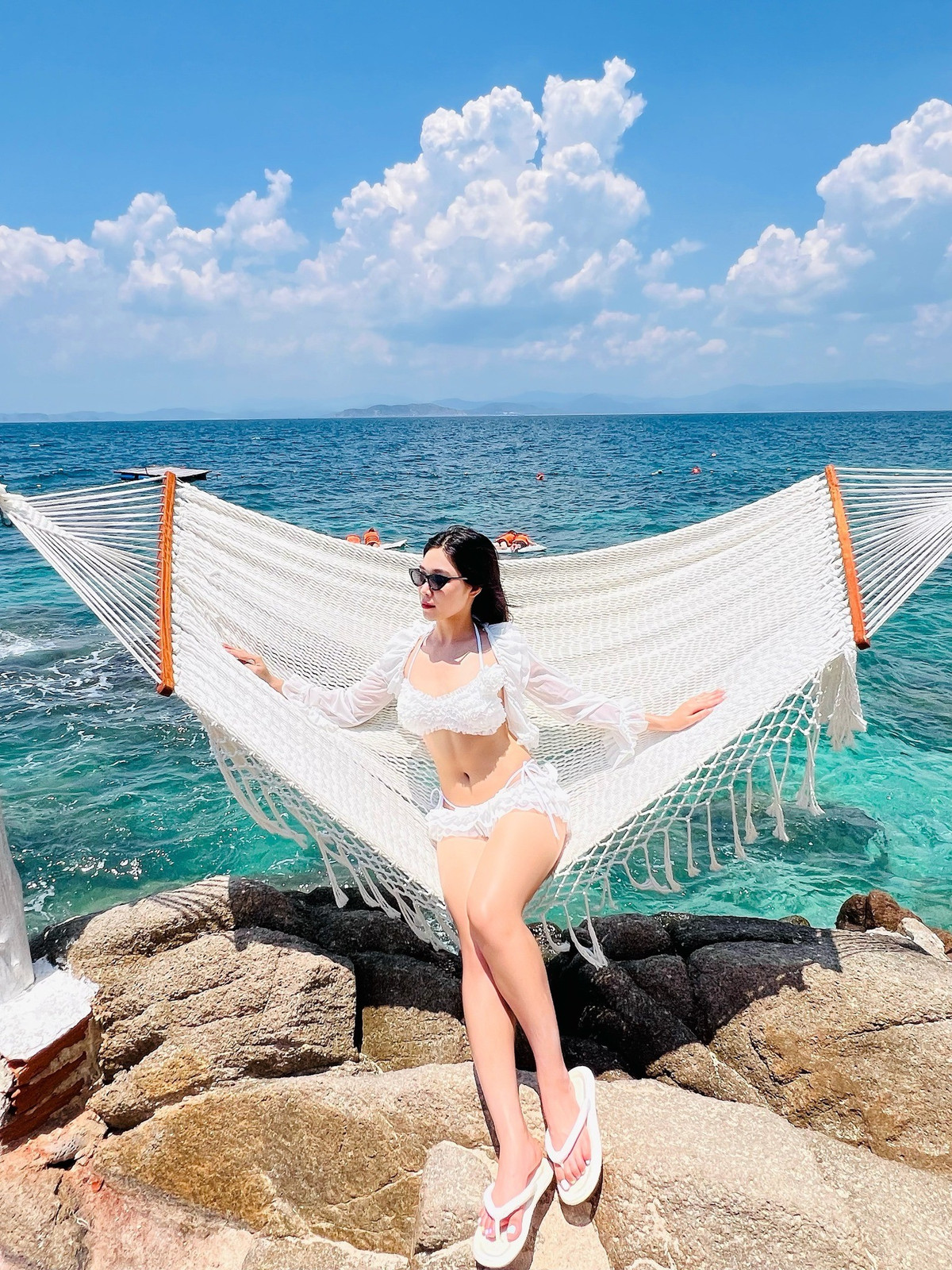 Khánh Linh khéo léo biến hóa từ phong cách nữ tính, trẻ trung đến thời thượng, năng động. Những bộ trang phục đơn giản vẫn được cô nâng tầm nhờ vóc dáng thon gọn và sự thanh lịch vốn có.